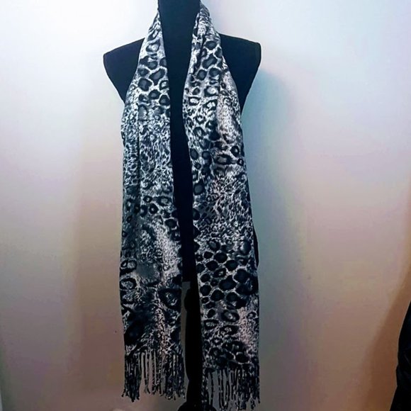 # C13  Leopard Print Scarf - Picture 5 of 8
